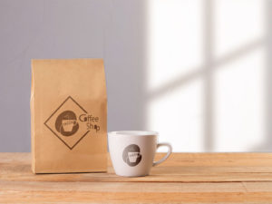 tazza-coffee-shop-logo-tasse-et-sac-papier